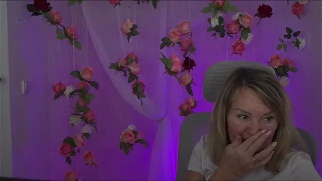 Snapshot of RosalindaFortuna chatting on January 8, 11:43 am RosalindaFortuna online show from January 8, 11:43 am