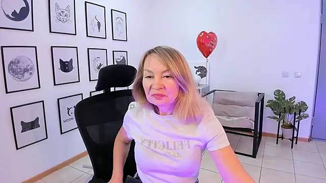 Snapshot of RosalindaFortuna chatting on February 18, 11:11 am RosalindaFortuna online show from February 18, 11:11 am