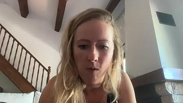 Snapshot of Emmy_frenchie chatting on November 3, 11:22 am Emmy frenchie online show from November 3, 11:22 am