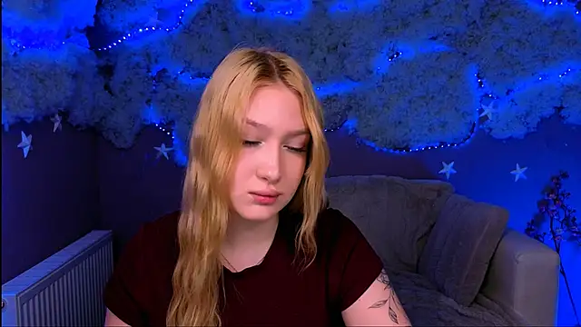 Snapshot of playful_sophie chatting on April 19, 7:27 pm playful sophie online show from April 19, 7:27 pm