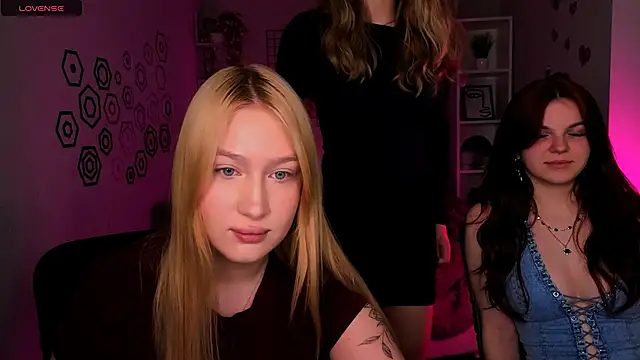 Snapshot of playful_sophie chatting on May 4, 7:43 pm playful sophie online show from May 4, 7:43 pm