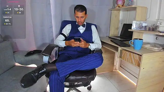 Hideintheoffice online show from April 27, 12:36 pm