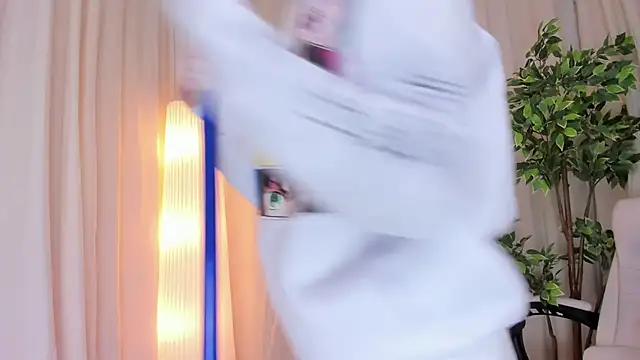 Snapshot of Maddy_bennet chatting on February 17, 10:29 am Maddy bennet online show from February 17, 10:29 am