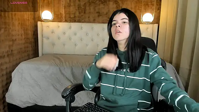 Snapshot of Maddy_bennet chatting on March 19, 8:55 am Maddy bennet online show from March 19, 8:55 am