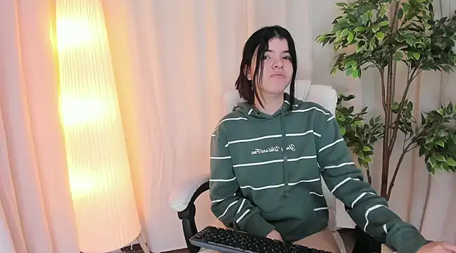 Snapshot of Maddy_bennet chatting on March 20, 7:25 am Maddy bennet online show from March 20, 7:25 am