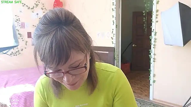 Snapshot of Miss_Moren chatting on June 27, 5:23 am Miss Moren online show from June 27, 5:23 am
