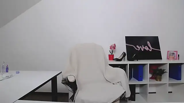 Lia Benini online show from January 11, 1:22 pm