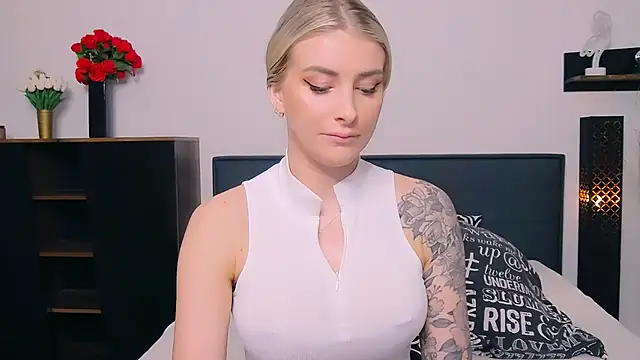 Lia Benini online show from February 16, 9:27 am