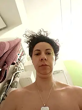 Snapshot of naughty69curls chatting on January 19, 8:40 am naughty69curls online show from January 19, 8:40 am