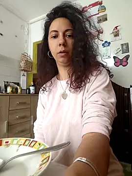 Snapshot of naughty69curls chatting on February 18, 10:33 am naughty69curls online show from February 18, 10:33 am