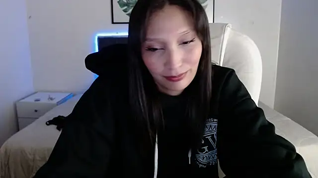 mia collens online show from December 18, 1:00 am