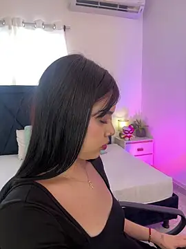 Lily Woodz online show from April 14, 7:09 pm