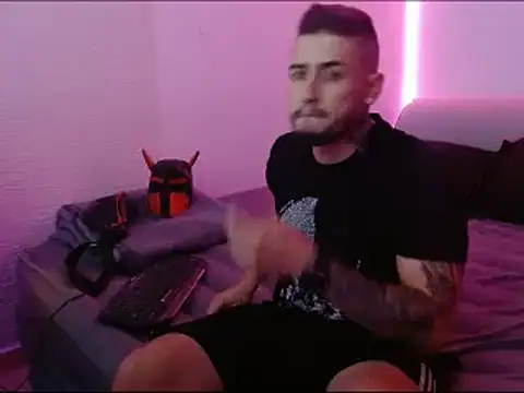 Snapshot of miia-liiam chatting on January 11, 12:22 am miia-liiam online show from January 11, 12:22 am