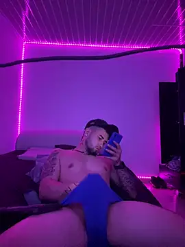 Snapshot of miia-liiam chatting on January 16, 8:33 am miia-liiam online show from January 16, 8:33 am