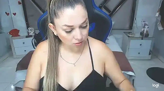 Snapshot of natalia5560 chatting on February 6, 1:54 pm natalia5560 online show from February 6, 1:54 pm