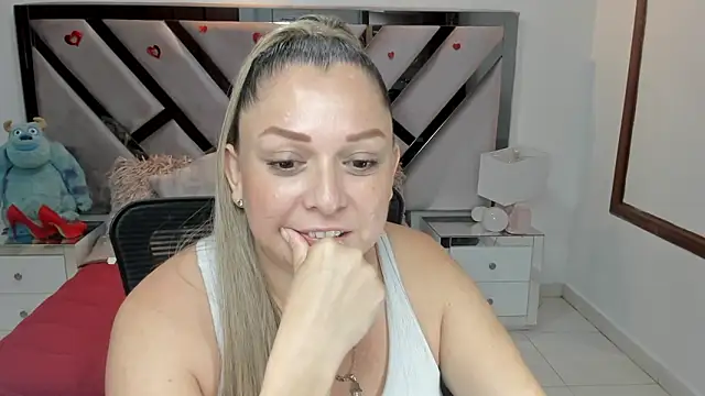 Snapshot of natalia5560 chatting on October 27, 1:15 pm natalia5560 online show from October 27, 1:15 pm