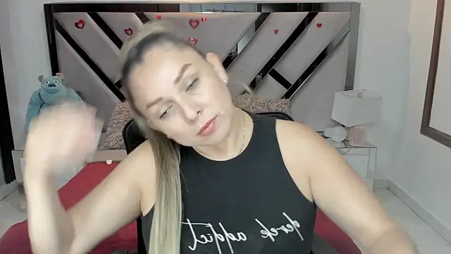 Snapshot of natalia5560 chatting on November 4, 1:21 pm natalia5560 online show from November 4, 1:21 pm