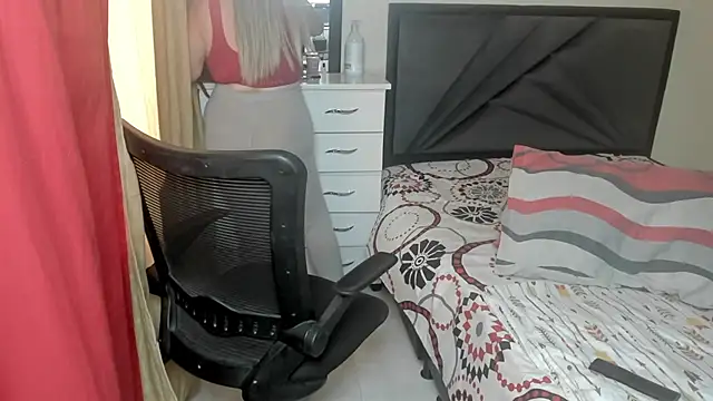 Snapshot of natalia5560 chatting on December 15, 7:07 pm natalia5560 online show from December 15, 7:07 pm