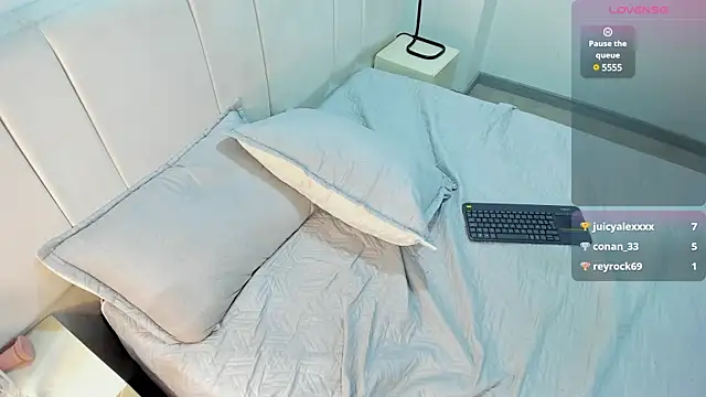 Snapshot of AbrilSonne chatting on February 19, 8:10 pm AbrilSonne online show from February 19, 8:10 pm