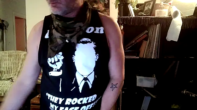 Snapshot of SilverandFox chatting on January 14, 7:17 am SilverandFox online show from January 14, 7:17 am