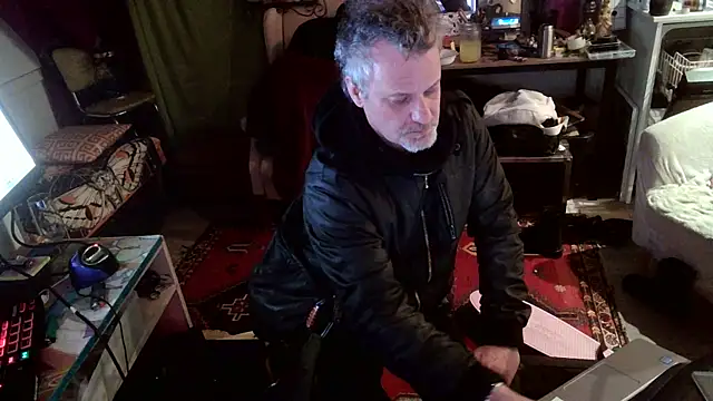 Snapshot of SilverandFox chatting on March 10, 9:21 am SilverandFox online show from March 10, 9:21 am