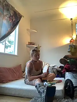 Snapshot of SilverandFox chatting on October 18, 9:59 pm SilverandFox online show from October 18, 9:59 pm