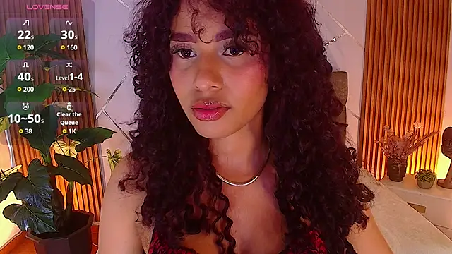 Snapshot of charlottee_white chatting on May 4, 10:28 pm charlottee white online show from May 4, 10:28 pm
