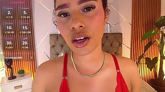 Snapshot of charlottee_white chatting on May 23, 8:24 pm charlottee white online show from May 23, 8:24 pm