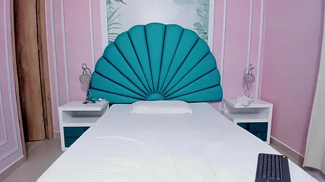 Daphne Fox  online show from January 5, 2:30 pm