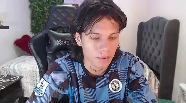 Snapshot of andy_dan18 chatting on January 9, 5:33 pm andy dan18 online show from January 9, 5:33 pm