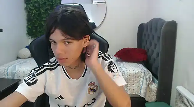 Snapshot of andy_dan18 chatting on January 14, 12:45 pm andy dan18 online show from January 14, 12:45 pm