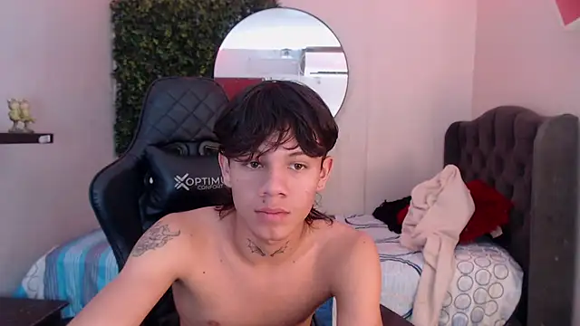 Snapshot of andy_dan18 chatting on March 18, 1:31 pm andy dan18 online show from March 18, 1:31 pm