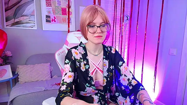 NellieLoyns online show from February 15, 4:01 pm