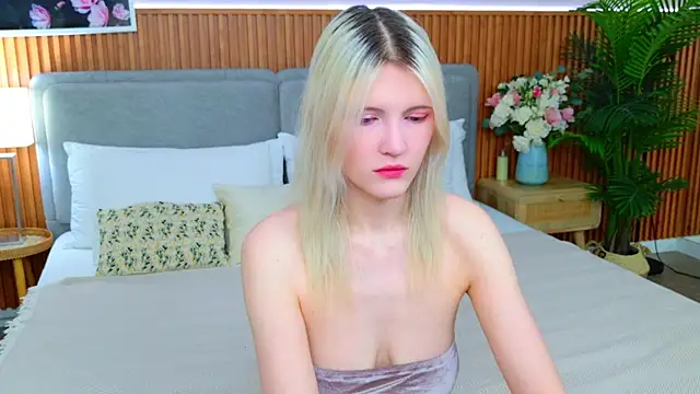 NellieLoyns online show from April 18, 5:17 pm