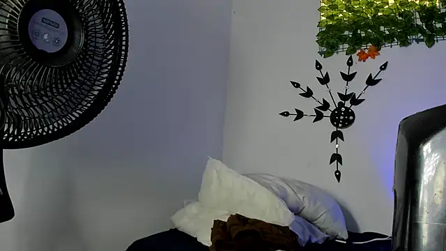 Snapshot of Tyrone_Stanley chatting on February 7, 9:48 pm Tyrone Stanley online show from February 7, 9:48 pm