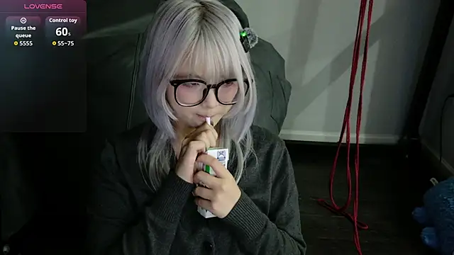 Yu UwU  online show from November 8, 1:00 pm