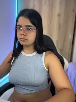 Snapshot of pretty_angela1 chatting on April 23, 12:29 pm pretty angela1 online show from April 23, 12:29 pm