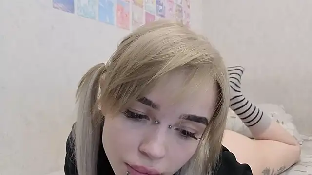 Snapshot of emodreamgirl chatting on May 17, 12:56 pm emodreamgirl online show from May 17, 12:56 pm