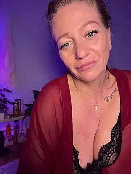 Snapshot of AlessasRoom chatting on April 24, 7:11 am AlessasRoom online show from April 24, 7:11 am