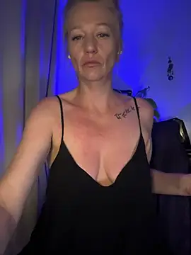 Snapshot of AlessasRoom chatting on July 5, 8:10 am AlessasRoom online show from July 5, 8:10 am
