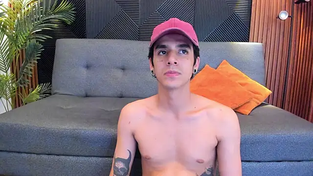 Snapshot of saul_novak chatting on January 2, 8:24 pm saul novak online show from January 2, 8:24 pm