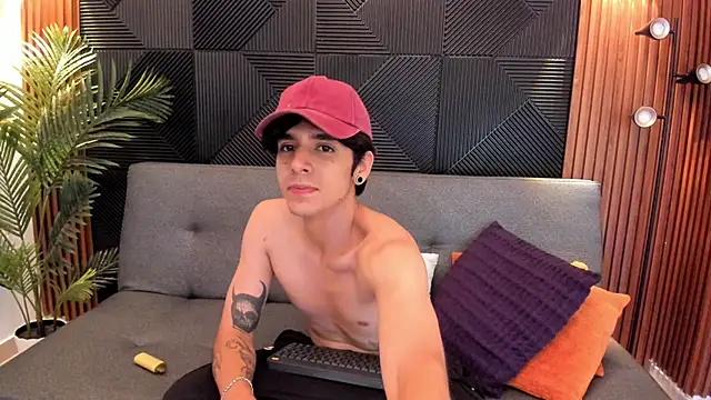 Snapshot of saul_novak chatting on January 2, 11:49 pm saul novak online show from January 2, 11:49 pm