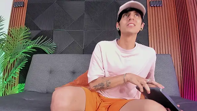 Snapshot of saul_novak chatting on January 8, 8:29 pm saul novak online show from January 8, 8:29 pm