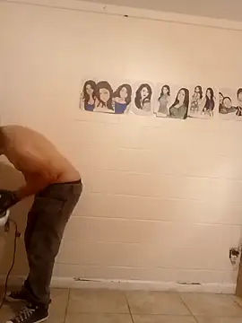 Snapshot of k1oudE chatting on February 12, 1:33 am k1oudE online show from February 12, 1:33 am