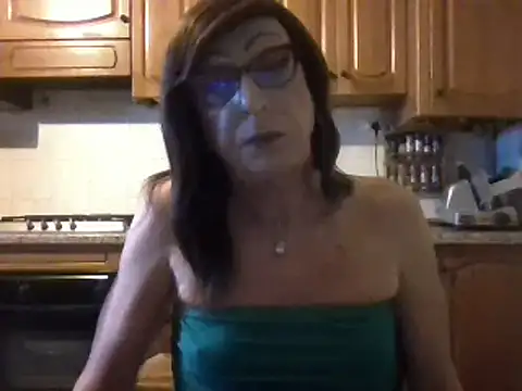 Snapshot of Tiabet chatting on May 15, 8:27 pm Tiabet online show from May 15, 8:27 pm