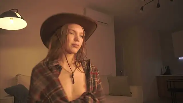 Snapshot of alittlestarrr chatting on January 7, 2:10 am alittlestarrr online show from January 7, 2:10 am