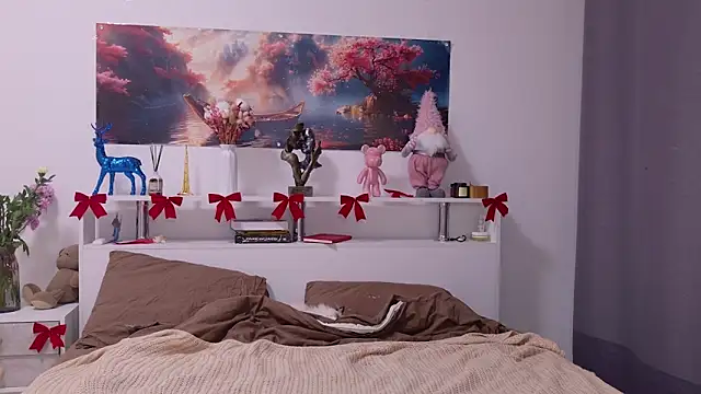 Nellie Medina online show from December 14, 4:34 pm