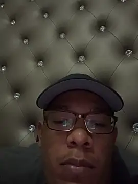 Snapshot of M12Dick23 chatting on December 29, 3:33 am M12Dick23 online show from December 29, 3:33 am