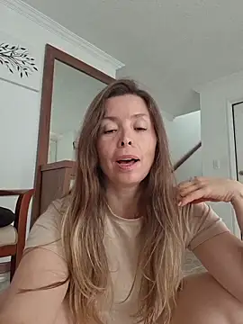 Snapshot of karina_warthon chatting on June 15, 5:37 pm karina warthon online show from June 15, 5:37 pm