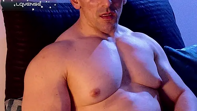 Snapshot of life_warrior chatting on December 27, 3:42 am life warrior online show from December 27, 3:42 am